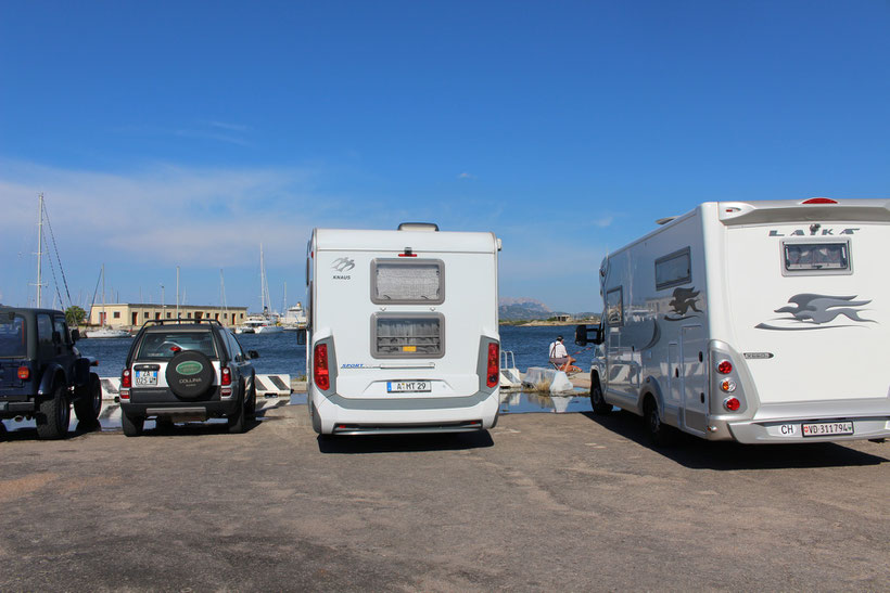 Olbia. kostenfreier Parkplatz an der Marina, der auch von WoMo´s zum Übernachten genutzt wird