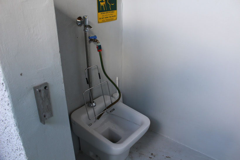Eine saubere Sache! Entleerung für die Chemie-Toilette in einem separaten Bereich des Sanitärgebäudes.