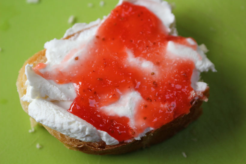 Ricotta zum Niederknien, in Handarbeit hergestellt auf unserem  Agriturismo Badu Orgolesu. Und die Zitronen-Erdbeermarmelade? Made by Frau Fahrtenschreiber und dem zauberhaften Fräulein Fahrtenschreiber. Volltreffer!