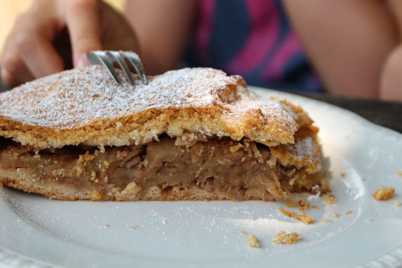 Apfelstrudel im Buschenschank Lenzenhof, Graun.  