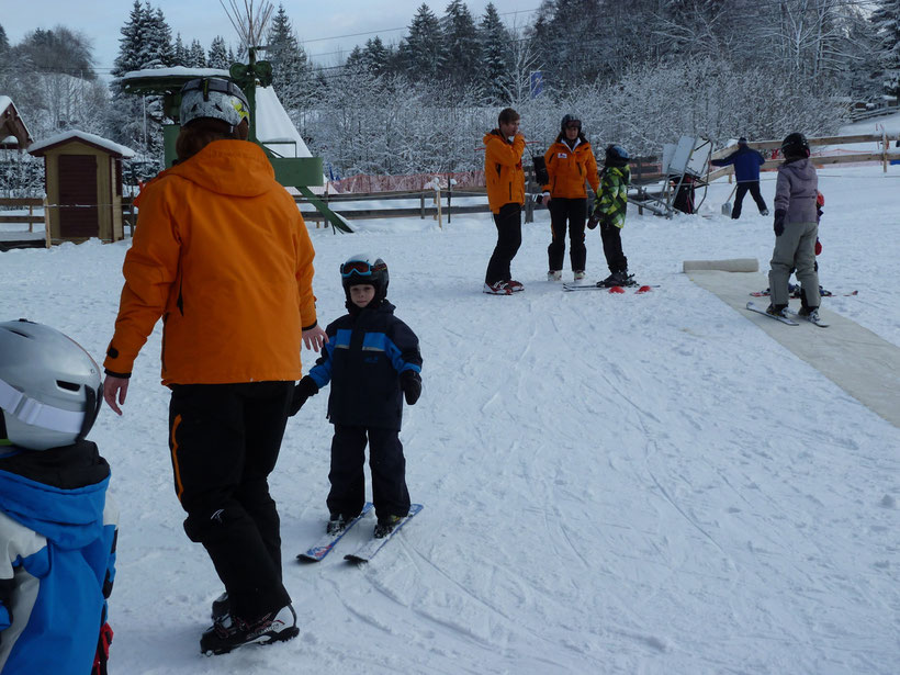 Kleiner Held auf Skiern