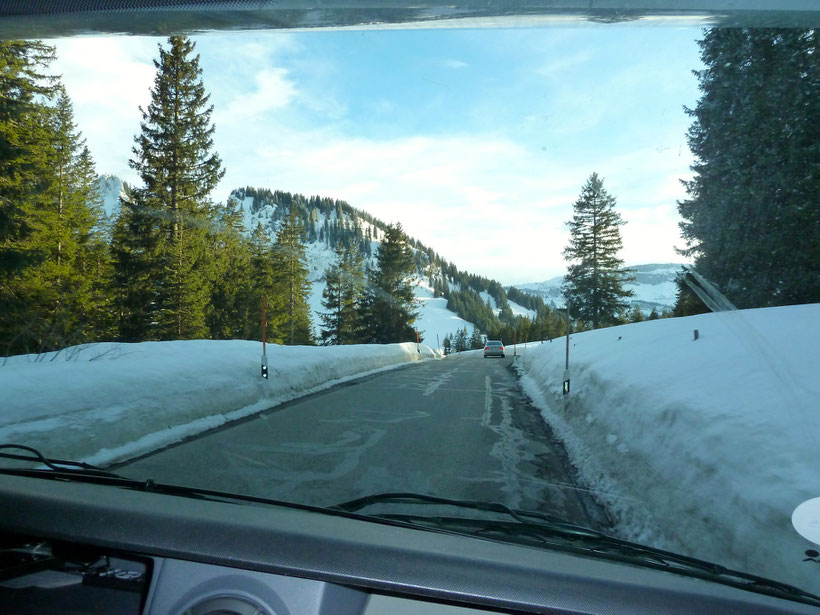 Anfahrt über den Riedbergpas. Bei schwierigen Wetterverhältnissen besser über Hittisau (A) anreisen!