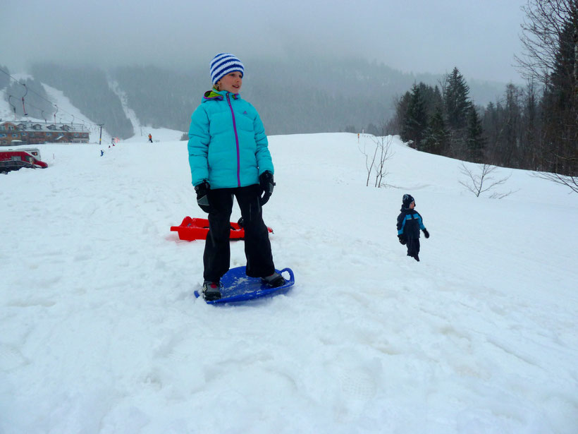 Snowboarden mit dem Tellerschlitten