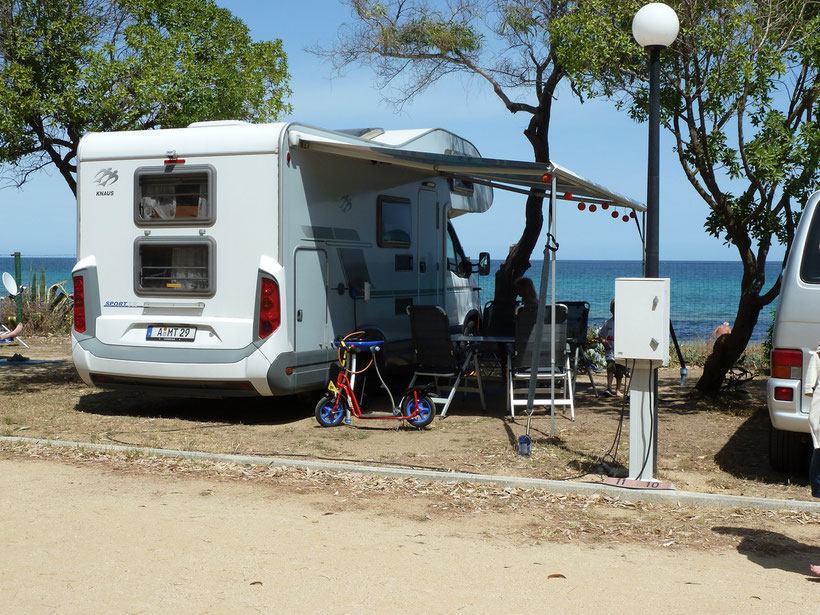 Die Villa auf dem Campingplatz Capo Ferrato. Sind die Lampions nicht soooo schön?!