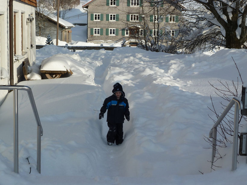 Schnee, Schnee, Schnee. Schnee bis an die Knie, Schnee bis an die Nasenspitze ...