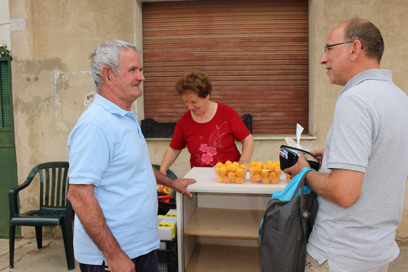 Man spricht deutsch. Wunderbare Aprikosen und eine nette Begegnung in Bari Sardo Danke!