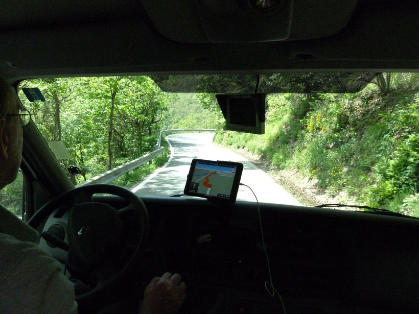 Ciao, Ligurien. Straße vom Agriturismo zum Ort Campo Ligure