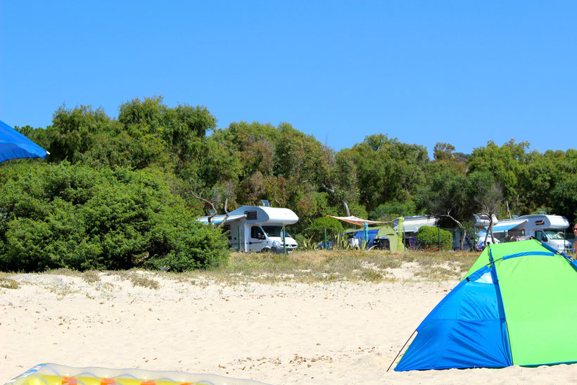 Blick vom Stand zum Camping Capo Ferrato