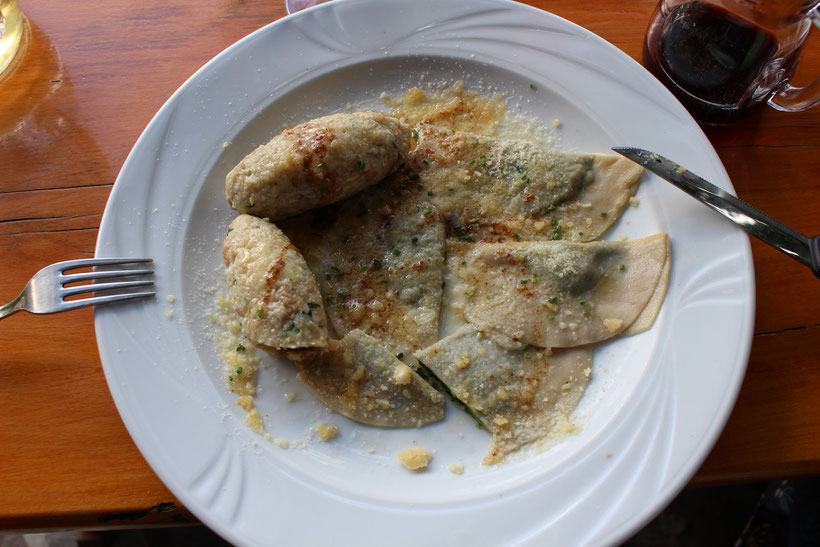 Bis: Schlutzkrapfen mit Spinat, Käsnocken, braune Butter und Parmesan