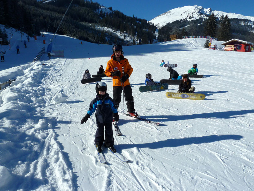 Kleiner Held mit Skilehrer: Mission Pizza erfüllt!