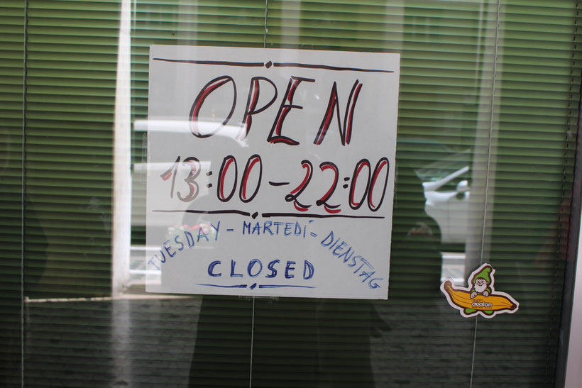 Gelateria Avalon, Bozen. 11:17 Uhr. Lange Gesichter in der Freiheitsstraße.