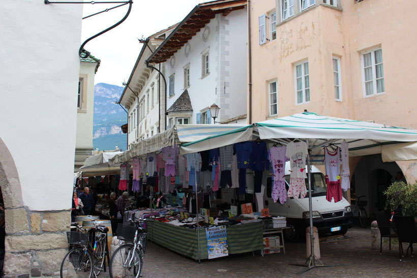 Schlüpfer an Schlüpfer, Bluse an Bluse. Markt in Neumarkt