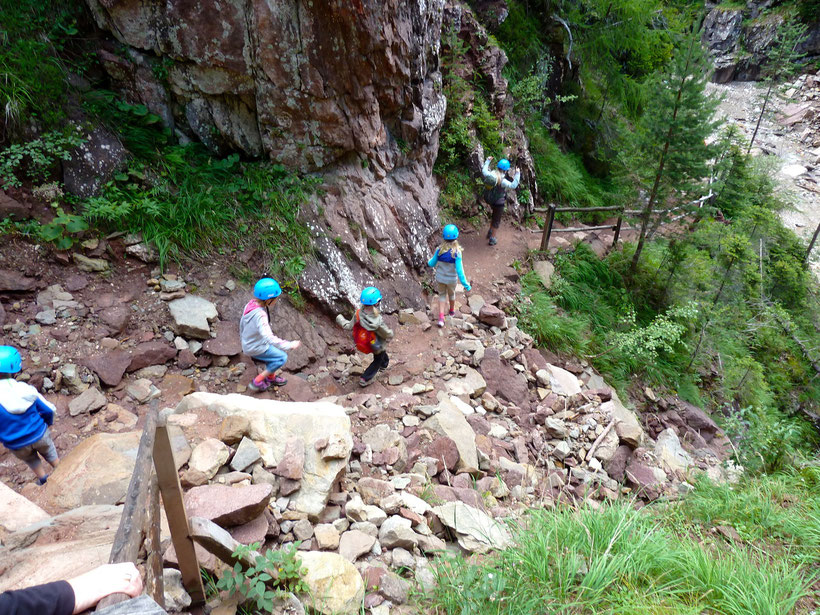 Unsere fünf Kinder auf dem Weg zur Schlucht