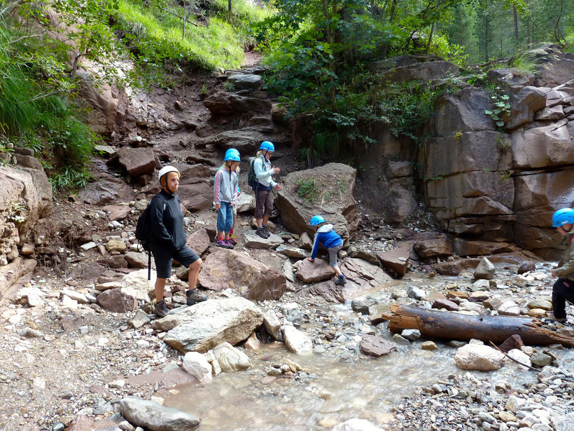 Wasser und jede Menge Steine. So macht wandern Spaß