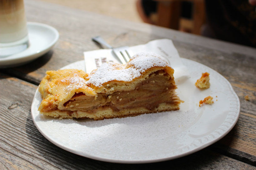 Auch nicht zu verachten, meint mein Herr Fahrtenschreiber. Hausgemachter Apfelstrudel zum Kaffee