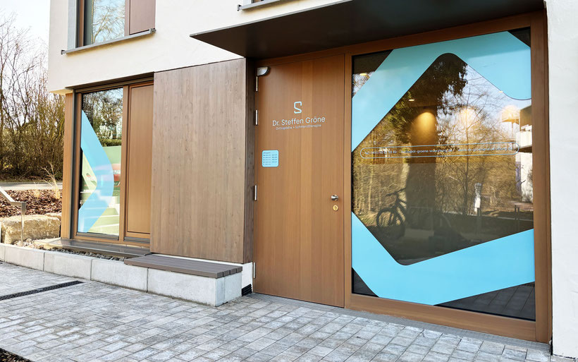 Außenwerbung, Fensterbeschriftung, Fensterbeklebung, Folienbeschriftung, Beschriftung einer modernen Arztpraxis, Schilder, Schaufenster