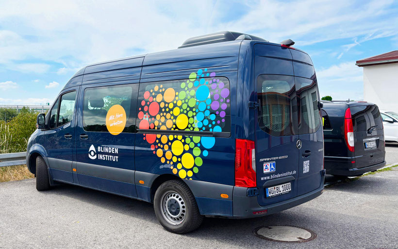 Individuelle Fahrzeugbeklebung für das Blindeninstitut Würzburg. Moderne Beschriftung eines Mercedes Sprinter mit auffälligem Design und hochwertiger Folierung – professionell umgesetzt von WÖRLE medien.