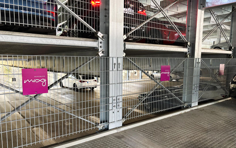 Parkhaus-Leitsystem mit Stellplatzschildern für das Moxy Würzburg – professionelle Beschilderung für 416 Stellplätze