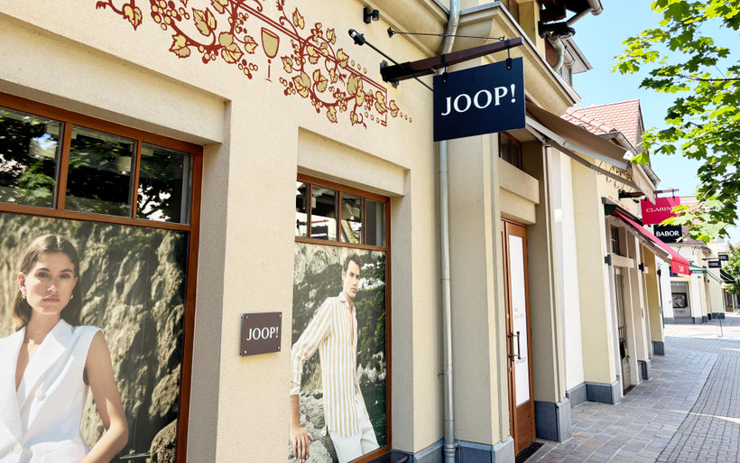 Beschilderung für die temporäre Ausweichfiliale des JOOP! Stores im Wertheim Village während der Umbauarbeiten.