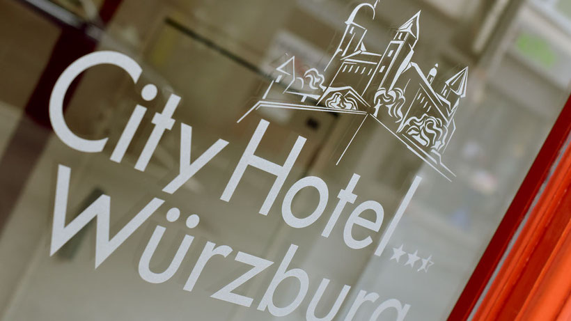 Folienbeklebung als Sichtschutz, Fensterbeklebung, Fensterbeschriftung, Milchglasfolie, Werbetechnik, Beklebung von Fenster und Türen