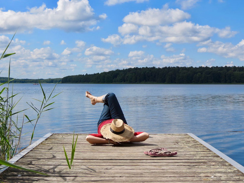 Frau auf Steg, Strohhut, See Mecklenburg, Urlaub, Nichtstun