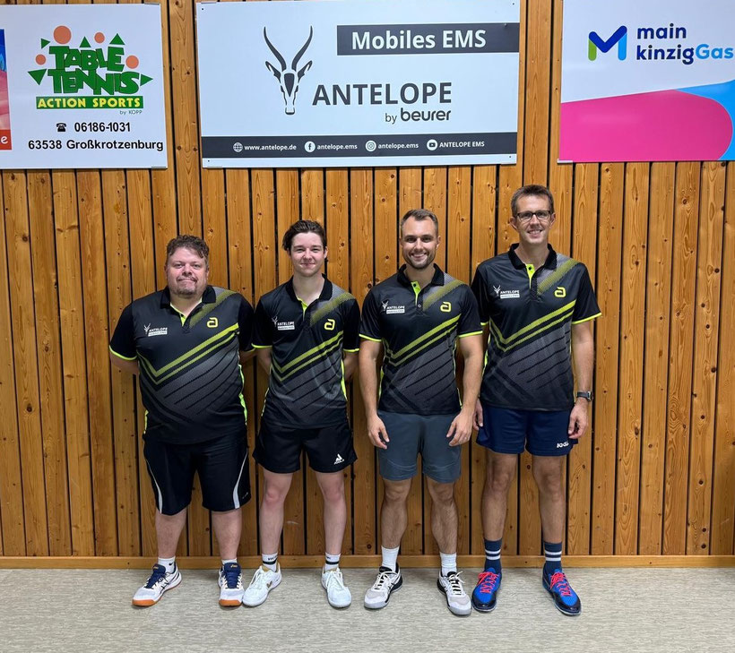 Mannschaftsfoto Vorrunde 2024/25, hinten v. l. n. r.: Marco, Luca, Patrick und Stefan