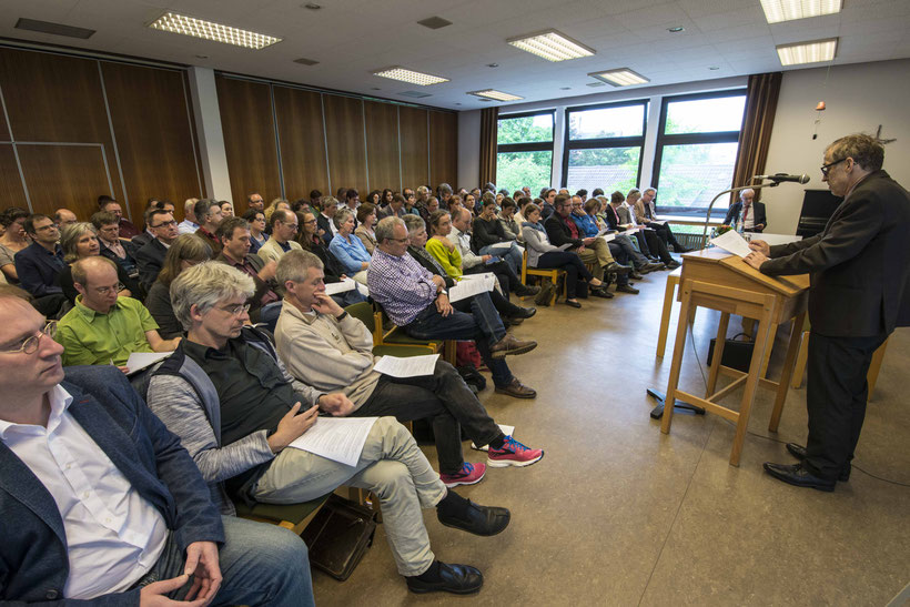 Prof. Dr. Eberhardt Hauschild spricht vor Pfarrerinnen und Pfarrern aus dem Sprengel Waldeck und Marburg (Foto: Karl-Günter Balzer)