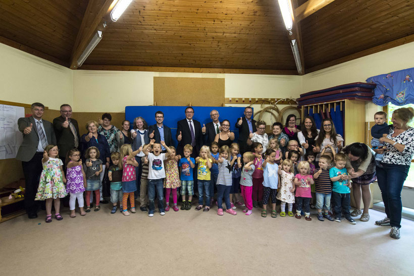 Gemeinsam sind wir spitze. Herzlicher Empfang für Bischof Hein (hinten zentral)  in der Kindertagesstätte Pusteblume in Ebsdorf (Foto: Karl-Günter Balzer)