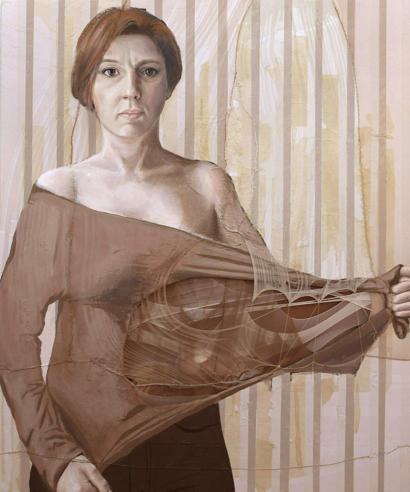 Portrait contemporain de femme en tension, tirant son haut. L’œuvre mêle peinture, collage, fils tendus, matière des collants cousue, transparences et superpositions pour évoquer la peau, le corps, l’intimité et les cicatrices invisibles sur toile textile