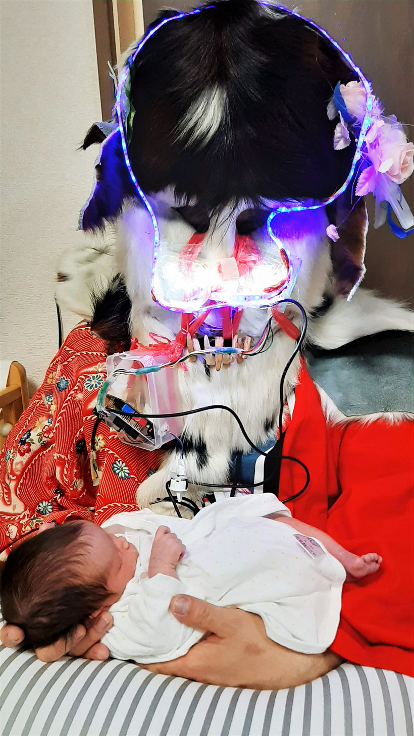娘を抱く父