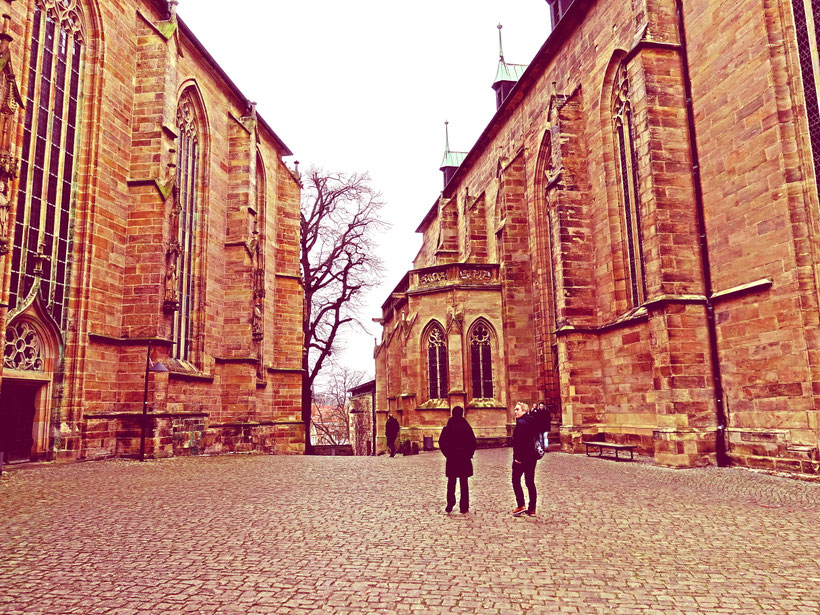 Zwischen den Kirchen: links der Dom, rechts die Severikirche