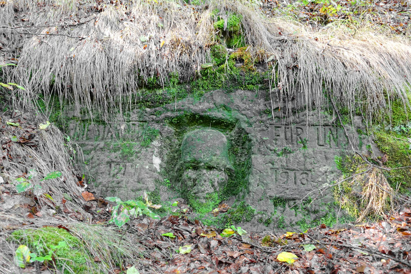 Soldatendenkmal im Wald bei Scheidt