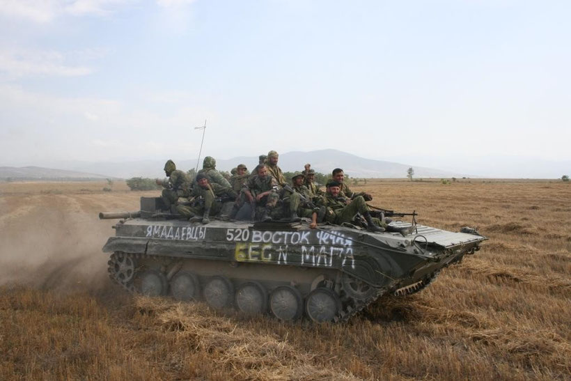 Les russes perpétuent la tradition de l'infanterie montée sur le toit du blindé, instauré par les T-34 de la seconde guerre mondiale