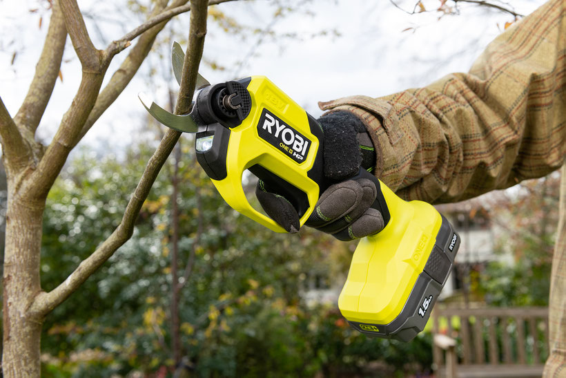Foto: Ryobi | Neue Bypass-Akku-Gartenschere RY18SCXA von Ryobi