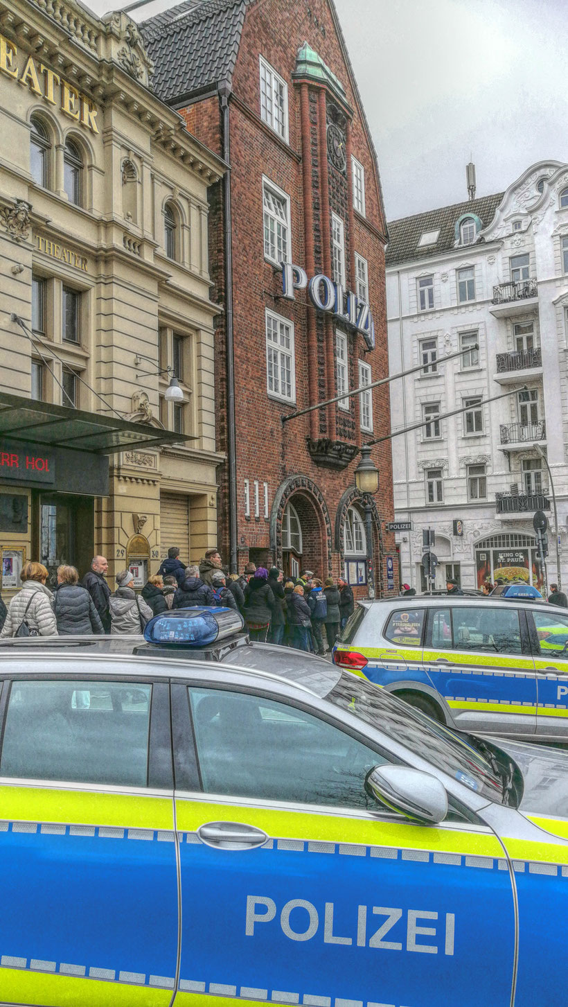 reeperbahntour, kieztour hamburg, jan fedder, davidwache, trauerfeier michel, kondolenzbuch, kiez kapitän