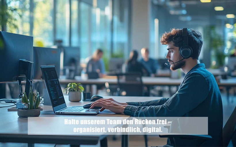 Person arbeitet mit Headset konzentriert am Laptop im modernen Büro und koordiniert Aufgaben digital – steht für zentrale Organisation und Kommunikation als Team Assistant bei der Keuthen AG.