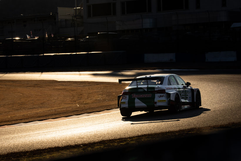 美しい夕日を背に走るTAMADA Racingのアウディ