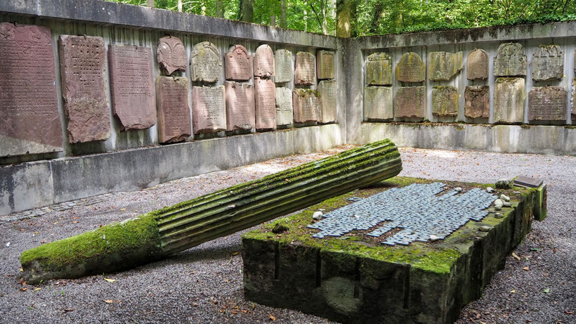 Gedenkstätte auf dem jüdischen Friedhof auf dem Eichelberg