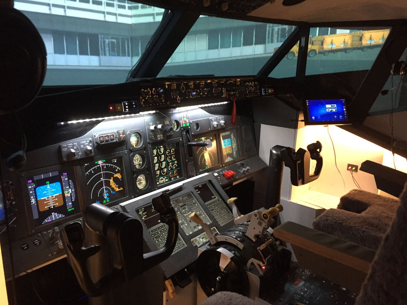 Homecockpit im Betrieb – beleuchtetes Cockpit mit Displays und Throttle