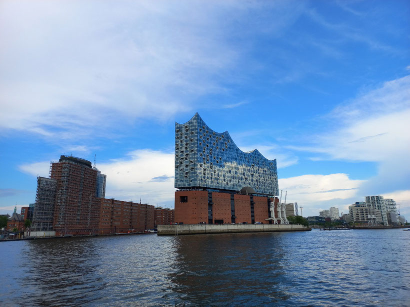 Elbphilharmonie_vom_Wasser_aus