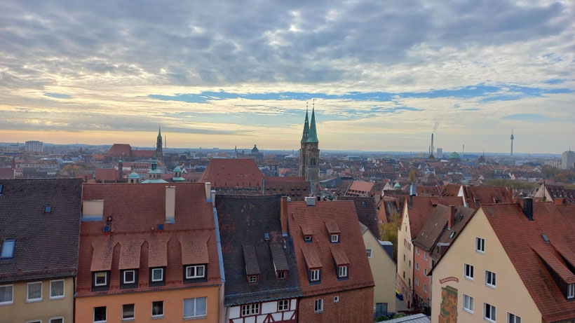 Blick auf die Dächer der Altstadt von Nürnberg von Nürnberg von der Kaiserburg aus, bewölkter Himmel