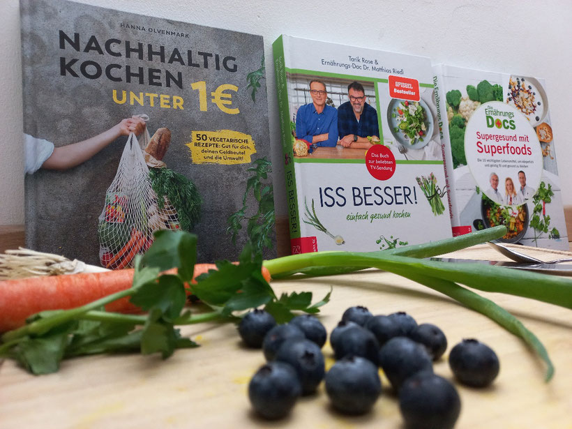 Kochbücher_und_Gemüse_davor