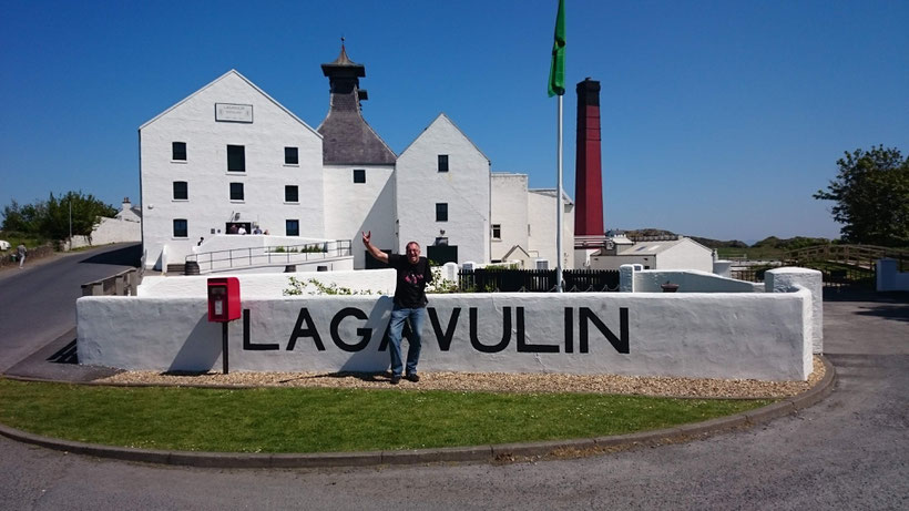 Jürgen in front of Lagavulin Distillery, Isle of Islay