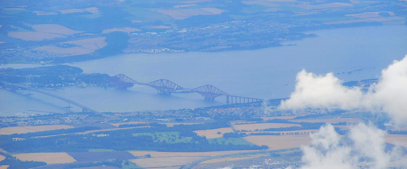 Nur wenige Wolken über dem Firth of Forth