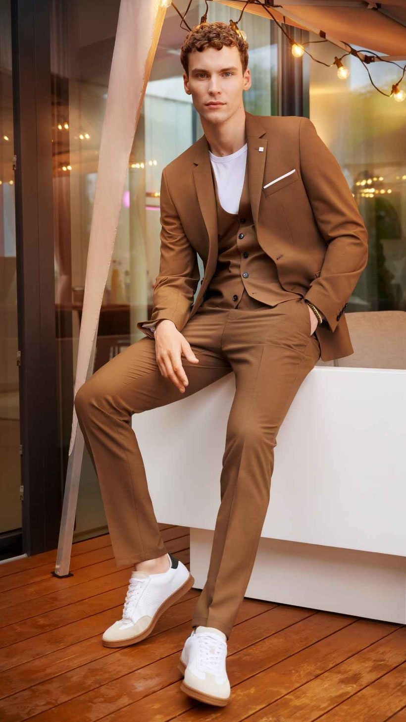 Der Slime Line geschnittene Anzug Move von der Firma Digel steht dem jungen Mann sehr gut. Die Farbe Cognac ist ausdrucksstark und ist ein Highlight in der riesigen Auswahl an Anzügen.