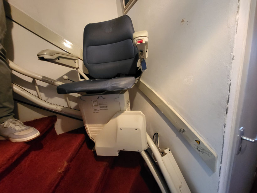 Oude traplift van trap demonteren met stroomkabels en afvoeren door heel Nederland