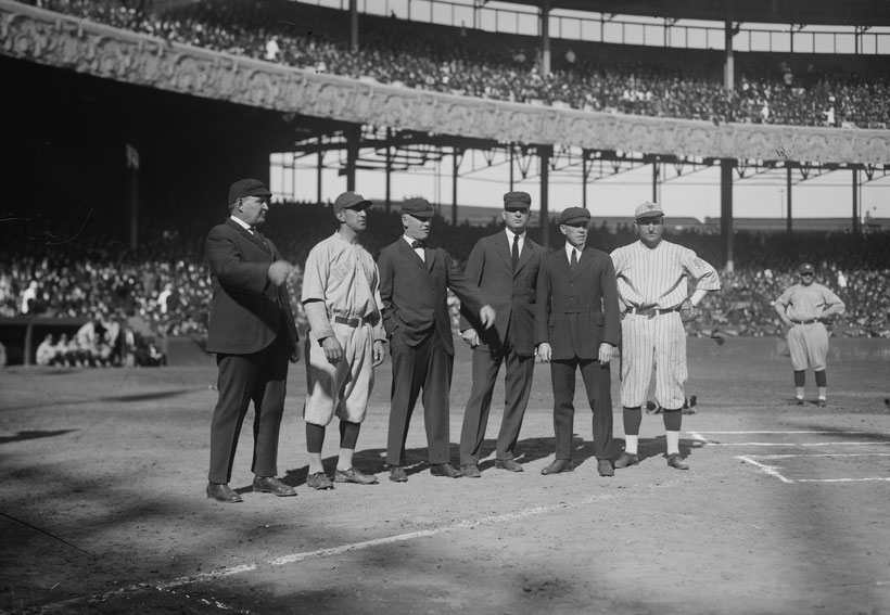 Roger Peckinpaugh (Yankees) e Dave Bancroft (Giants) con gli umpires al Polo Grounds, 1921 World Series.
