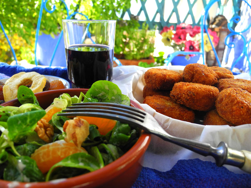 Blumenkohl-Karotte-Käse-Frikadellen mit Ackersalat