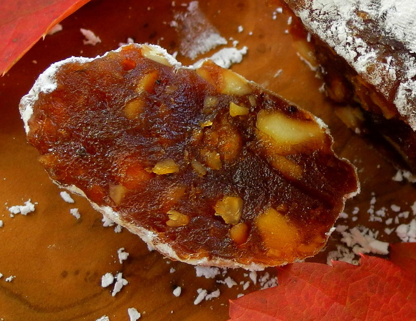 Fruchtsalami aus Traubenmost und Nüssen