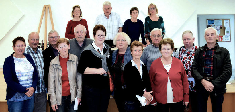 Les gagnants posent pour la photo avec des membres du bureau des Amitiés Pertraises